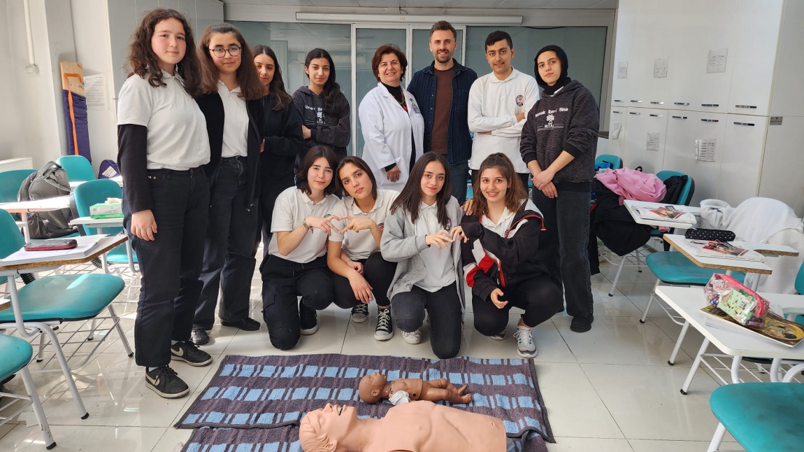 Okulumuz Mezunlarımızdan Ambulans Servisi Başhekimliği Eğitim Birimi Eğitmeni Paramedik Serhan Savaş Sınıfta